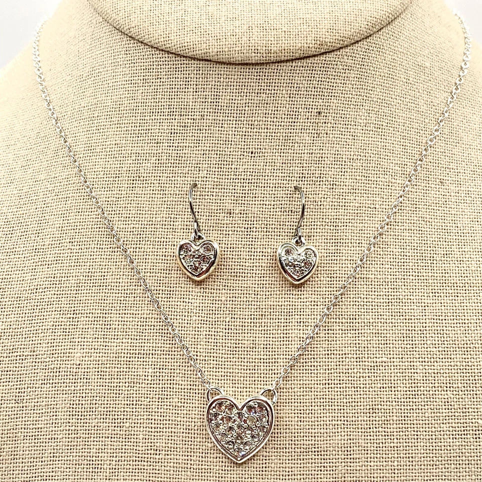 Moderno Juego de Pendientes Collar Marvella Tono Plateado Corazón Pavé Estrás Delicado C Foto 1 de 4