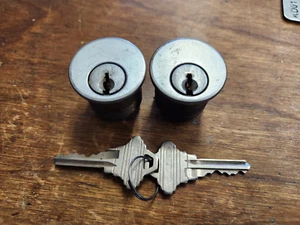 Schlosser! 1 Paar gebraucht 1-1/8" Messing Mörtelzylinder mit 2 silbernen Schlage Schlüsseln - Bild 1 von 4