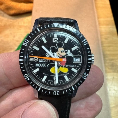 Reloj Bradley Swiss Mickey Mouse De Colección Buzo Años 70 Cuerda Manual 30mm Foto 1 de 4