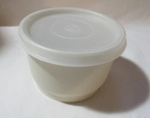 Tupperware Snackbehälter Mandel #229 rund mit Deckel - Bild 1 von 3