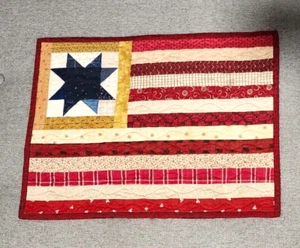 Handarbeit Quilt patriotisch Tischauflage amerikanische Flagge einzelne Stern Streifen - Bild 1 von 4