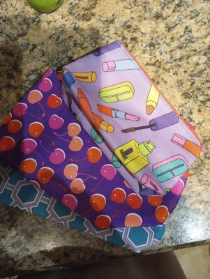 Nuevas bolsas de cosméticos CLINIQUE lote de 3 piezas geométricas azules y púrpuras, cerezas, lápices labiales, etc. Foto 1 de 4