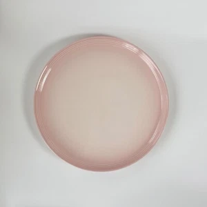 Le Creuset Dinner Plates – Set of 2 – Shell Pink 10.6" Stoneware – – Brand New - Picture 1 of 5