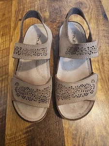 Women's Sandal Flexus by Spring Step size 7M beige low wedge Comfort slip proof - Picture 1 of 8