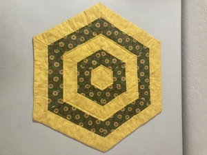 Handarbeit gesteppt Tischauflage Sonnenblumen Blumen gestreift Patchwork Sechseck - Bild 1 von 4