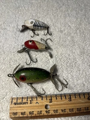 3 señuelos vintage, Heddon Midget, Shakespeare Red Head Flitter. Paw Paw vintage. Foto 1 de 4