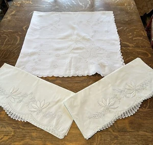 Estuches de almohada bordados victorianos vintage y paño de almuerzo raros - Imagen 1 de 7