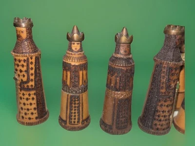 Juego de ajedrez - ¿Intrincado tallado a mano en madera y latón? Piezas de tablero con fieltro verde de colección Foto 1 de 4