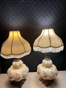 Pair (2) Of Vintage accurate casting  co Floral Beige  Lamps With Shades - Picture 1 of 24