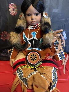 Bambola di porcellana collezione senza tempo, ragazza nativa americana seduta 15'' - Foto 1 di 10