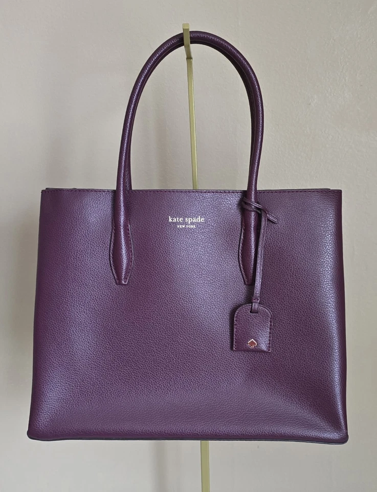 Bolso de hombro Kate Spade de cuero granulado púrpura con etiqueta colgante Foto 1 de 4