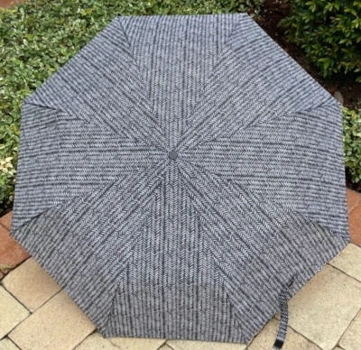 LONDON ТУМАН ЗОНТ ЧЕРНЫЙ ШЕВРОН АВТО ОТКРЫТЬ СУПЕР МИНИ БОЛЬШОЙ ДУГИ ПОКРЫТИЕ НОВЫЙ С ЯРЛЫКАМИ - Изображение 1 из 2