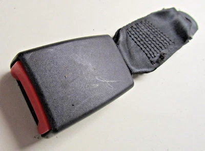 Nissan Micra 3 puertas MK3 K12 - hebilla lateral del cinturón de seguridad para conductores traseros  Foto 1 de 2