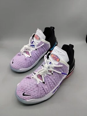 Nike LeBron XVIII 18 Púrpura Blanco Negro Rojo CW2760-900 Talla 5.5 Y Juvenil NUEVO Foto 1 de 4
