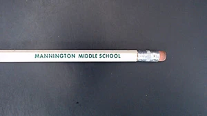 Lápiz blanco vintage Mannington Middle School. Mannington, Virginia Occidental - Imagen 1 de 6