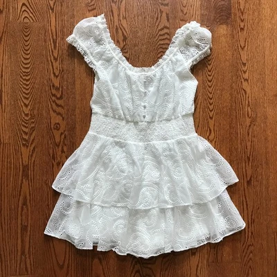 Женский игровой костюм-комбинезон Alice + Olivia Gracie 2 цвета слоновой кости с оборками и глубоким круглым вырезом - Изображение 1 из 4