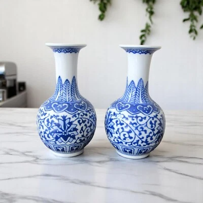Chine. Paire de vases en porcelaine à décor en camaïeu bleu - Photo 1/2