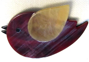 Broche prendedor pájaro acrílico borgoña y beige bellamente hecho a mano - Imagen 1 de 3