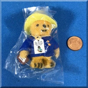 ONE 1978 MINIATUR EDEN 2 3/4" PADDINGTON BÄR MIT KOFFER HERGESTELLT IN HONGKONG - Bild 1 von 2
