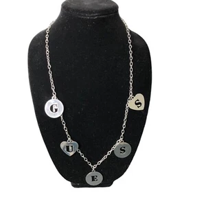 COLLAR DIJESS 27" TONO PLATEADO GUESS CARTAS NUEVO CON ETIQUETAS - Imagen 1 de 5