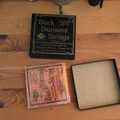 1930-е ЧЕРНЫЕ АЛМАЗНЫЕ СТРУНЫ Винтажная КОРОБКА с серебряным покрытием на меди внутри запечатанная  - Изображение 1 из 3