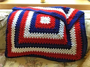 NUEVA Manta de Ganchillo Hecha a Mano Granny Stitch Rojo Blanco y Azul 35x35 - Imagen 1 de 6