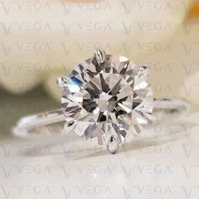 Anillo de boda solitario de diamantes HPHT creado en laboratorio redondo de 4 quilates enchapado en oro blanco de 18 quilates Foto 1 de 4