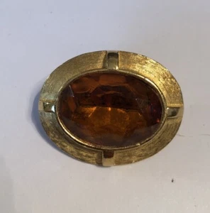 Vintage Sphinx Large Goldtone Brooch With Raised Facet-cut Amber Glass - Picture 1 of 8