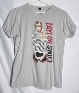 Camiseta Taylor Swift The Red Tour 2013 Doble Cara Mujer’s Pequeña Swiftie Shirt - Imagen 1 de 5
