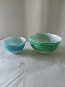 Pyrex bowls vtg Green and blue  lot of 2  mixing bowls 2.5 Qt. and 1 1/2 pints - Picture 1 of 17