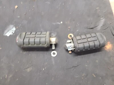 Juego trasero de pasajero Honda Shadow VT 1100 VT1100 1987 estriberas reposapiés clavija Foto 1 de 3