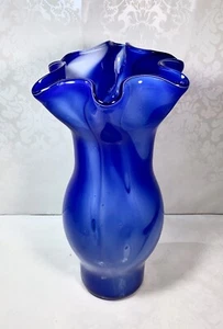 Vintage mundgeblasene Murano Stil Kunst Glas Taschentuch Vase blau mit weißen Wirbeln - Bild 1 von 13