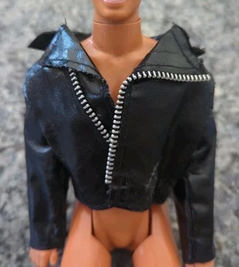 Vintage Original Barbie Kunstleder Jacke Mantel 4 Ken Mode Puppen Kleidung 🖤 - Bild 1 von 7