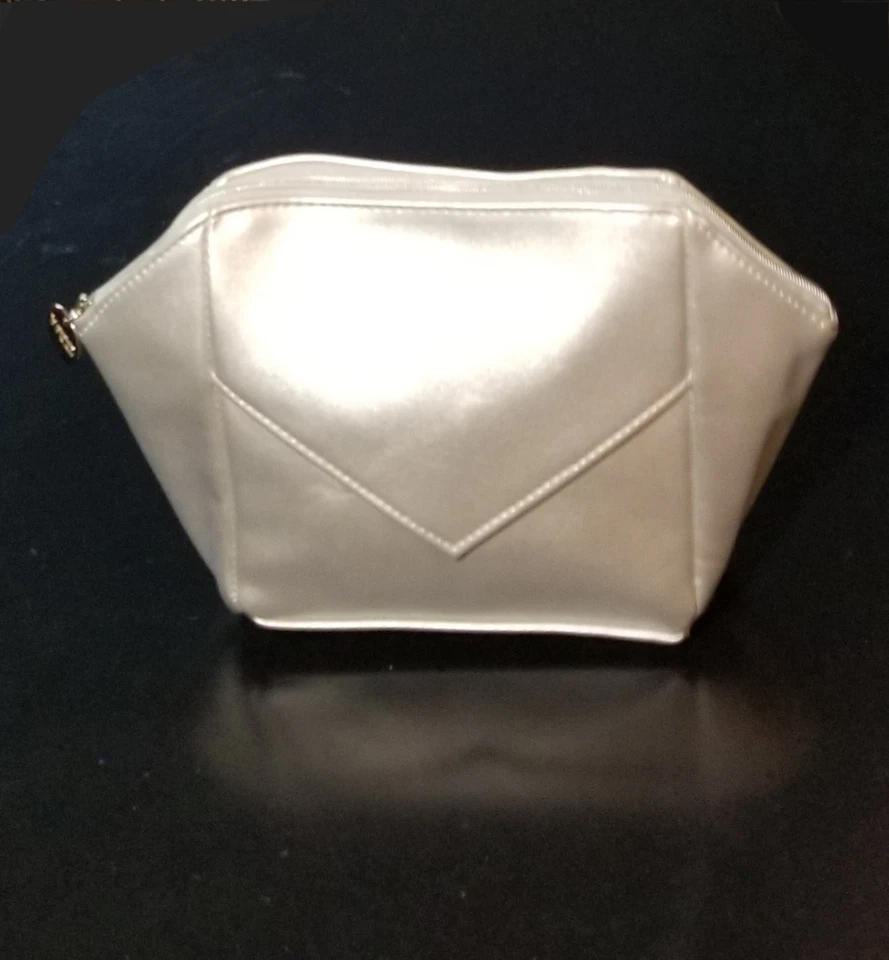 La Prairie 瑞士化妆品化妆包金属银色小袋二手状况完好 — 第 1/4 张图片