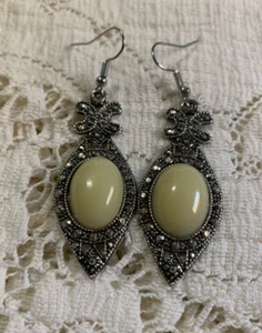 "Pendientes brillantes de crema cabujón joyería de plata tibetana de 2"" x 1" - Imagen 1 de 3