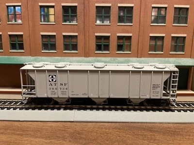 Walthers HO 932-7951 ATSF Santa Fe PS-2 2893 Cu Ft Covered Hopper #300734  HO - Image 1 of 4