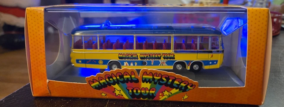 Corgi CC42418 The Beatles Magical Mystery Tour Bus 1 76 Scale