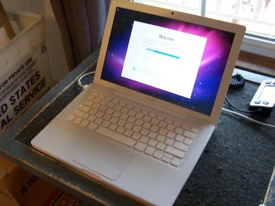 Laptop Apple MacBook A1181 13 pulgadas 2,16 GHz 2 GB RAM 160 GB HD, DVD Foto 1 de 4