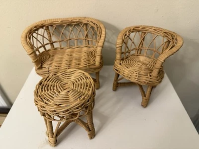 Conjunto de 3 sillas y taburetes de asiento de amor muebles Barbie casa de muñecas miniatura de mimbre Foto 1 de 4