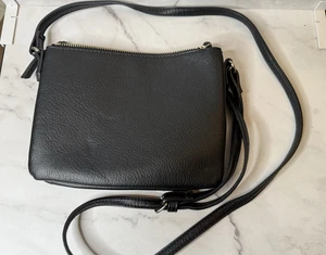 Old Navy Umhängetasche schwarz Leder Reißverschluss und Druckknopf. - Bild 1 von 6