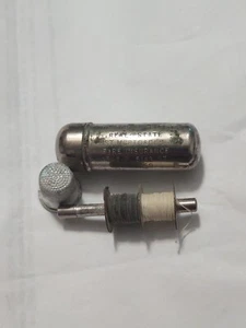 Kit da cucire vintage Joseph J.Peiter Insurance Chicago tubo metallo - Foto 1 di 4