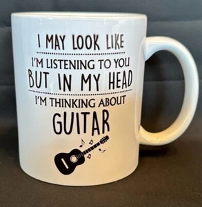 Taza Novedad Estoy Escuchando PERO...Pensando en Guitarra Regalo Mordaza Oficina NUEVO - Imagen 1 de 1