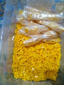 Lego Yellow Plate Modified 1X2 Stud Jumper 25 Pieces Bulk Lot NEW - Imagen 1 de 1