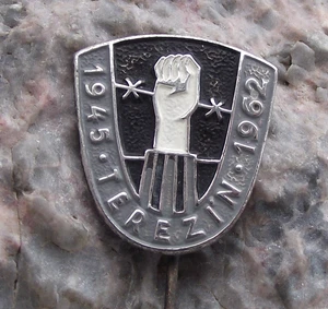 1962 Theresienstadt Nazi Konzentrationslager geballt trotzige Faust Freiheit Pin Anstecker - Bild 1 von 6