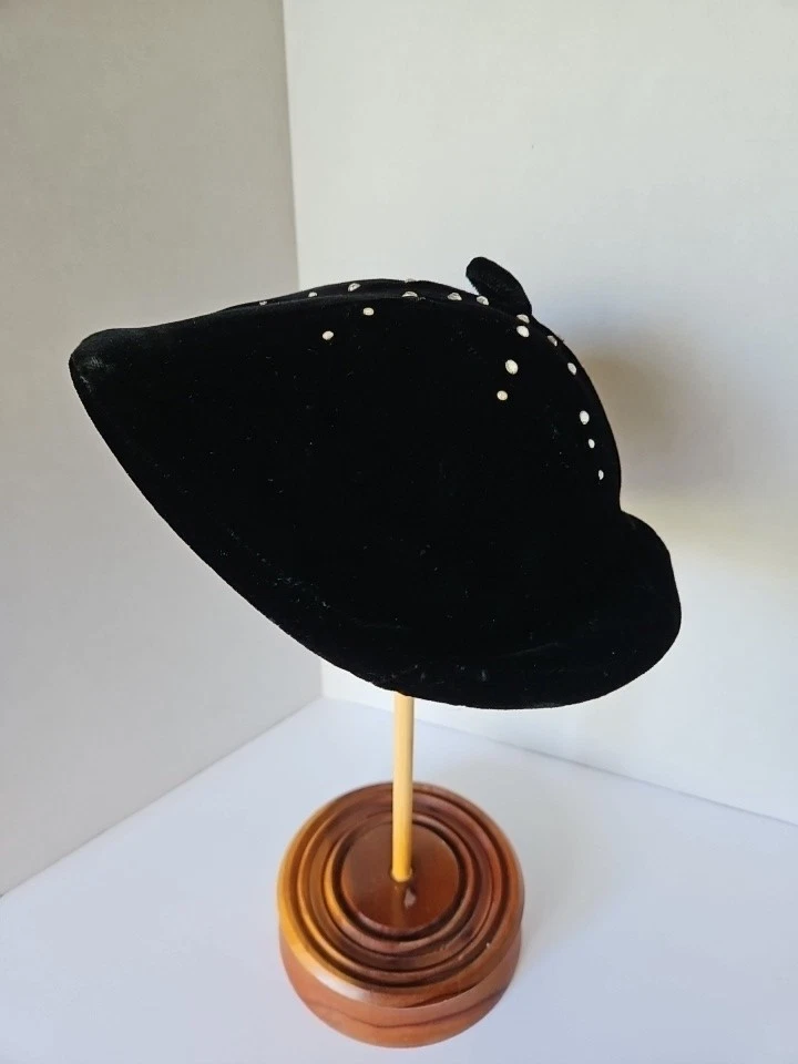 Chapéu feminino vintage década de 1950 boina de veludo preto com joias - Imagem 1 de 4
