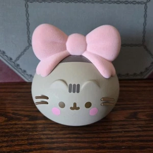 Pusheen the Cat Winter Box Exclusive Ribbon Bow Vinyl Figure Used - Picture 1 of 3
