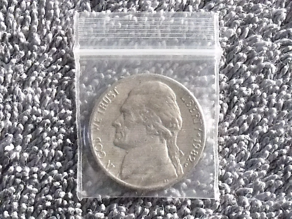 Quality 2 Mil "Mini Zip" Zip Lock Bags - 1" x 1" Square - Image 1 of 1