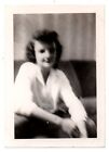 Ładnie ubrana dobrze wyglądająca kobieta rozmyta niezwykła scena vintage migawka zdjęcie