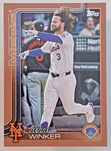 2025 Topps Serie 2 Jesse Winker Gold #'d 0053/2025 New York Mets 629 BASSO #ed - Foto 1 di 3