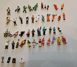 LOTE DE FIGURAS A ESCALA HO GRANDE DE 47 PERSONAS CALIBRE HO, tripulación de prisión, buzón - Imagen 1 de 9